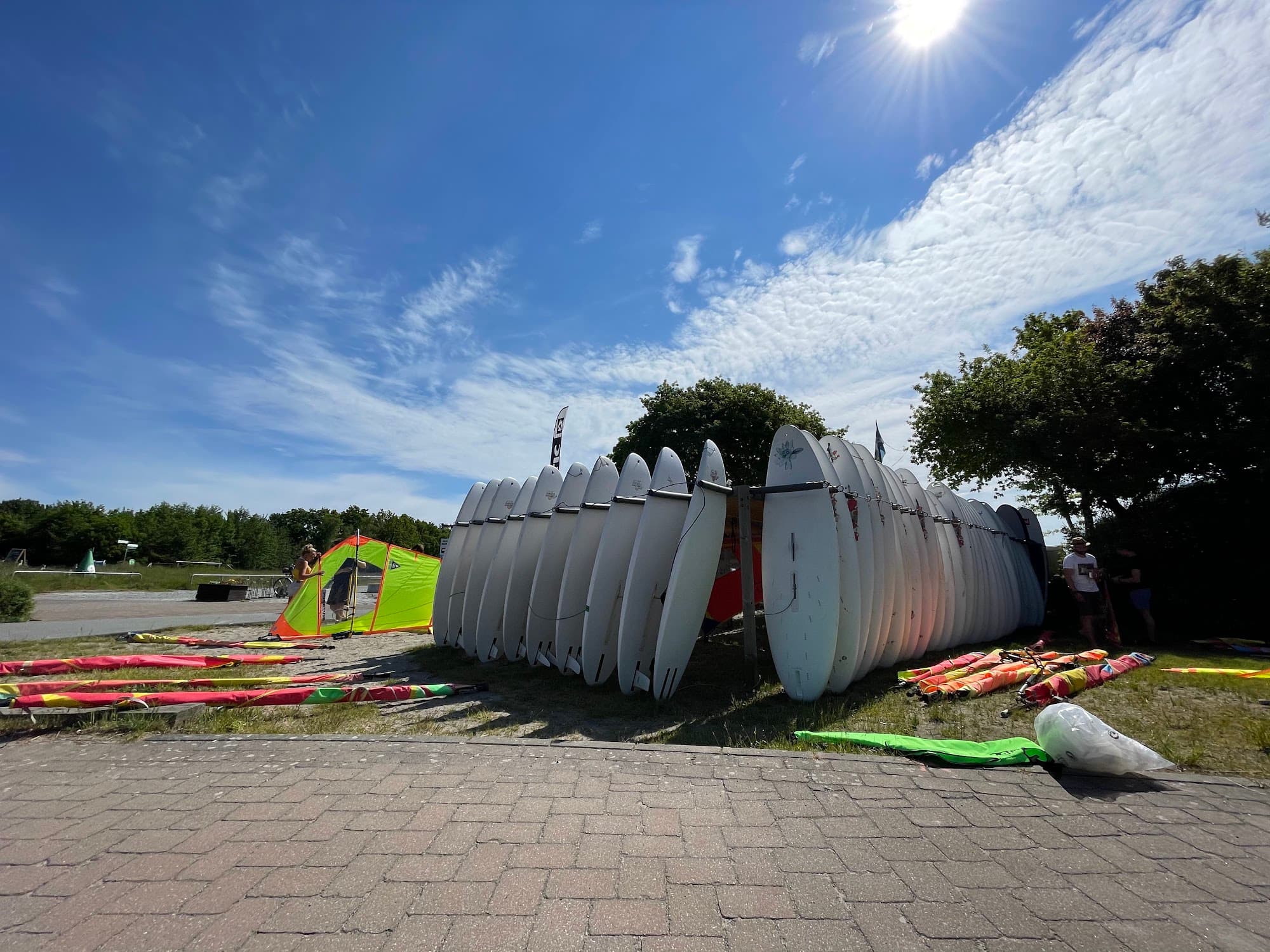 Windsurf-Material am Strand von Zingst