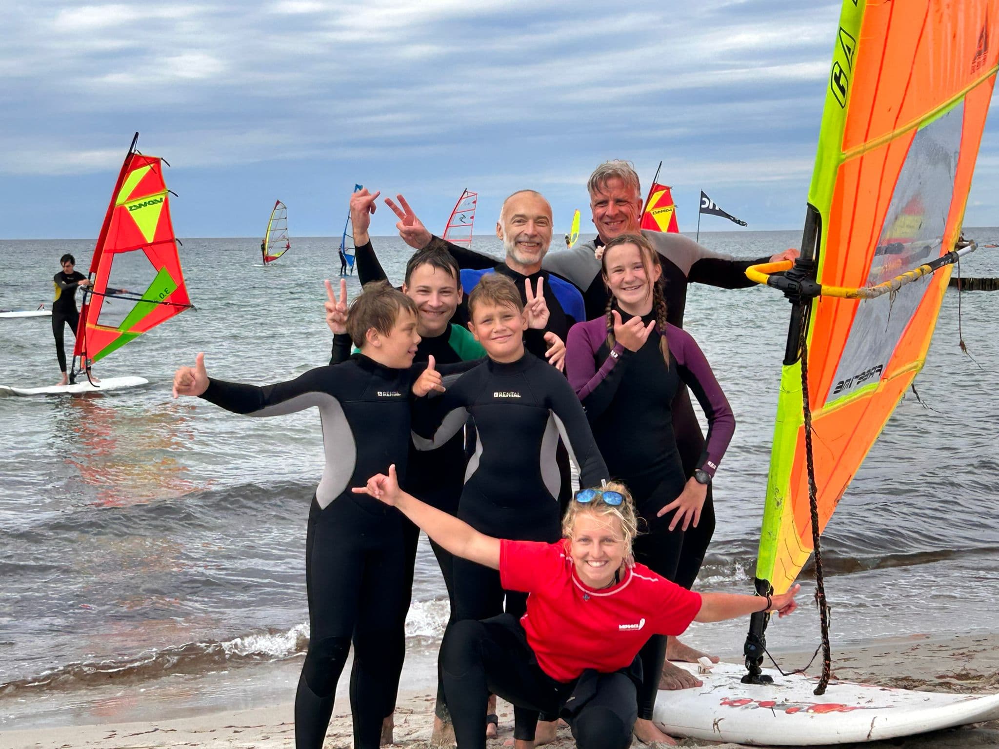 Profi Windsurfer fliegt übers Wasser in Zingst