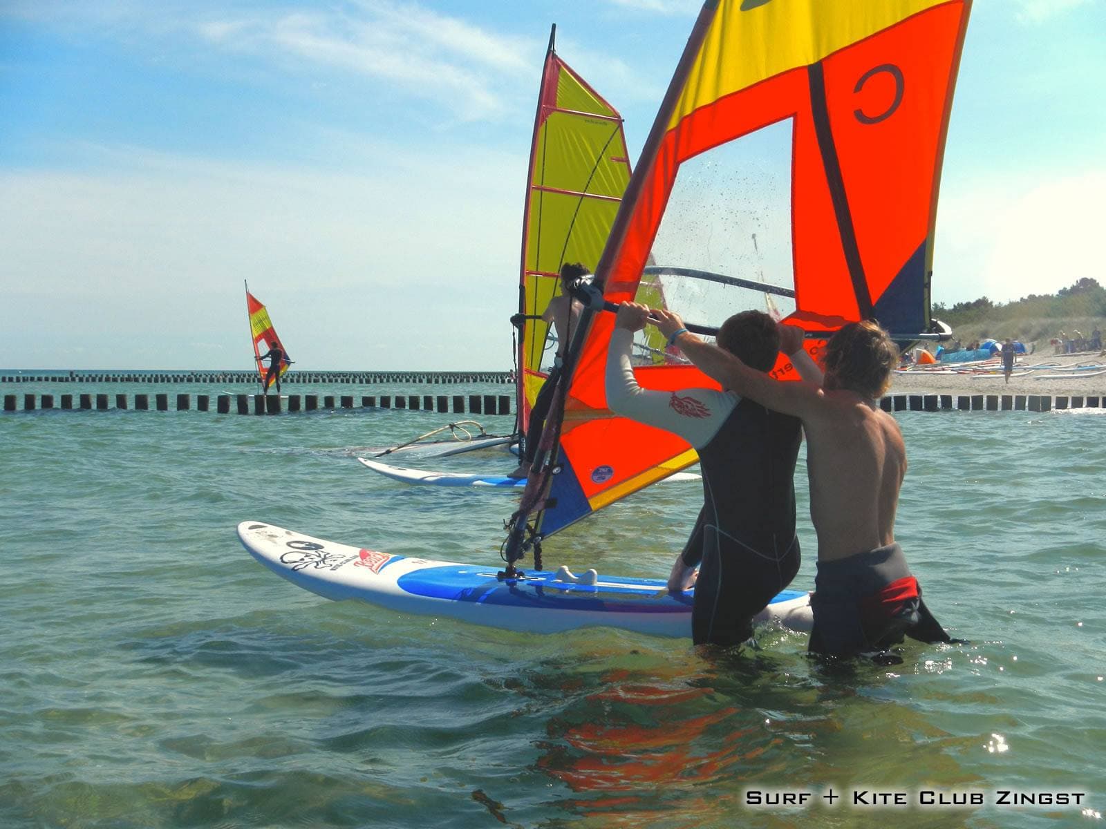 Windsurflehrer hilft in der Praxis auf der Ostsee